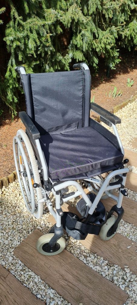 Wózek inwalidzki, pompowane koła