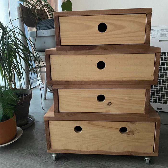 Komoda szafka szuflady Really Nice Things drewno na kółka