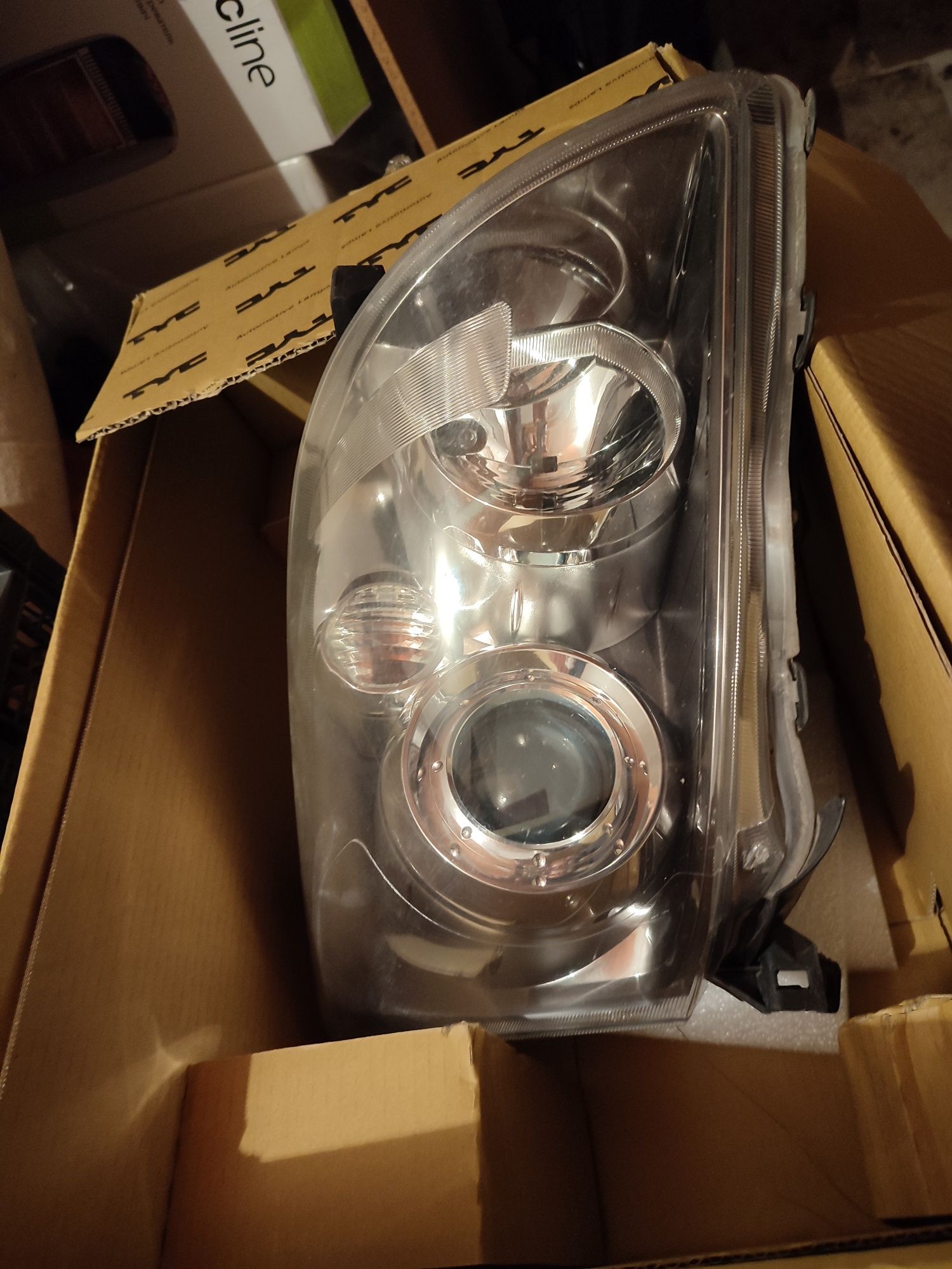 Farol Esquerdo Avensis 2.0 D4D de 2008