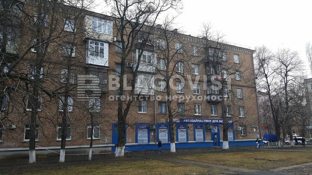 2-кімнатна сталінка 56 м² біля метро | Цегла, високі стелі, ремонт