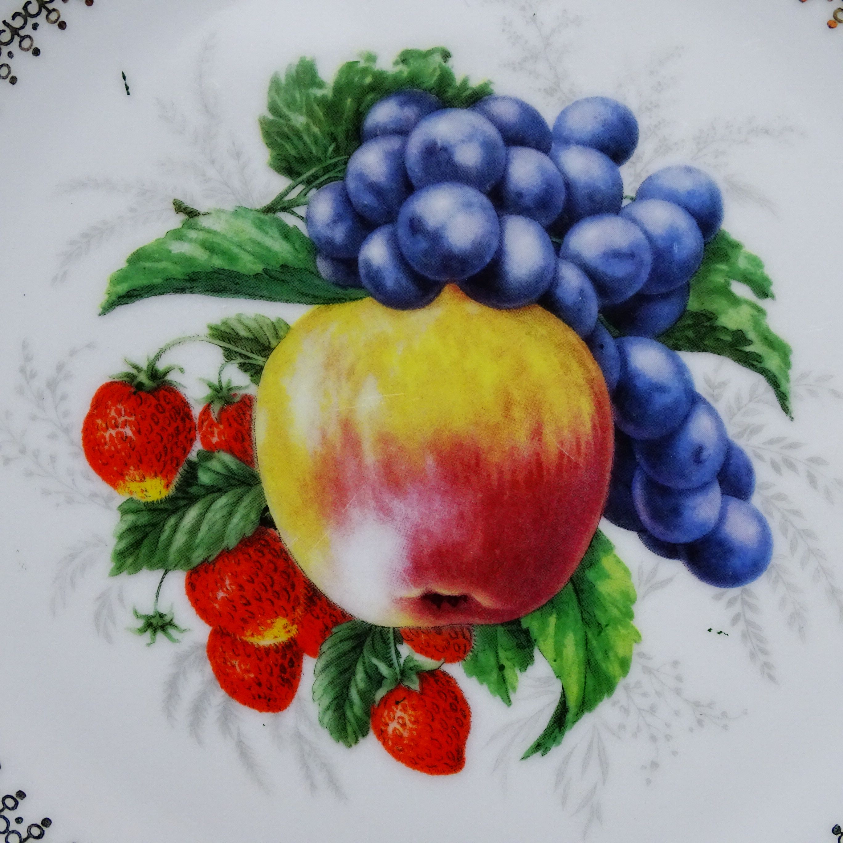 stary talerz talerzyk porcelanowy owoce jabłko winogrona poziomki