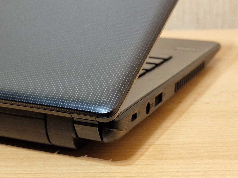 Ноутбук Asus Intel Celeron 1000M RAM 4Gb Батарея тримає 6 годин.