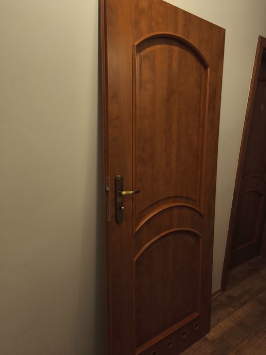 Drzwi z ościeżnicami  80