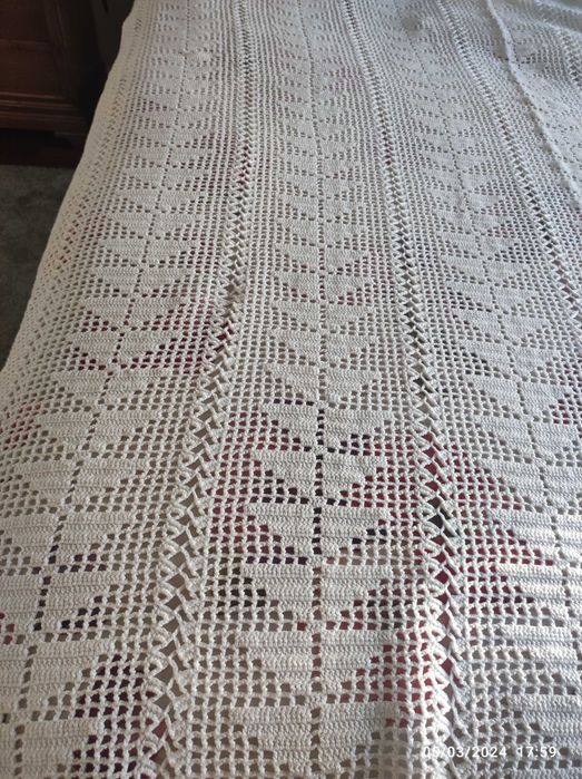 Colcha branca em crochê para cama de casal