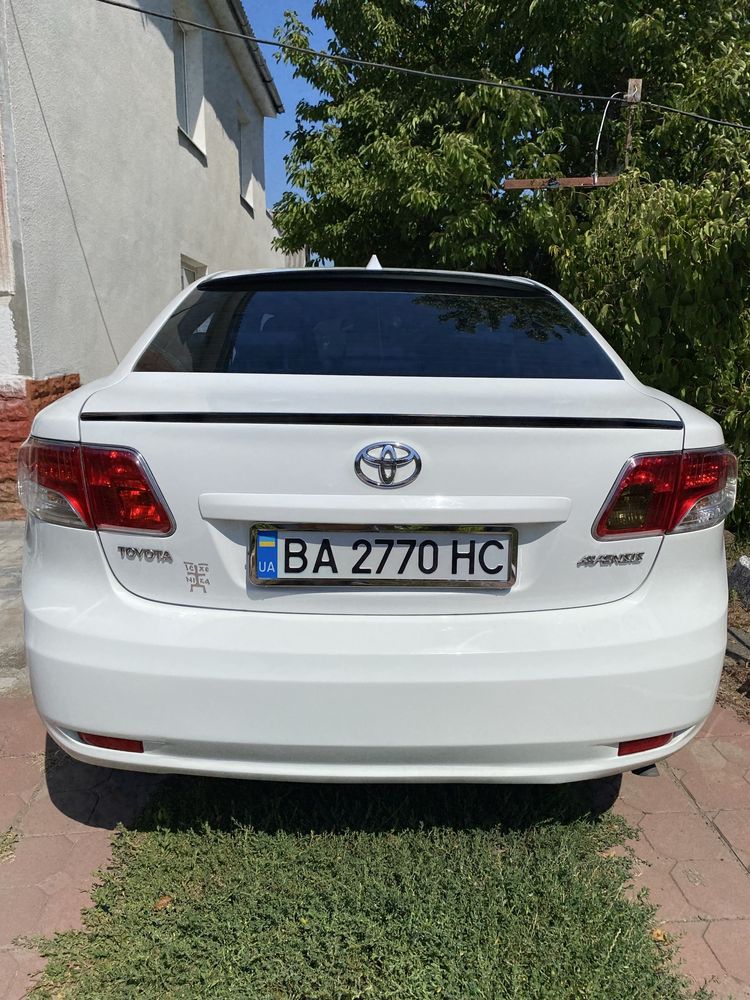 Тойота Авенсіс Т27 седан