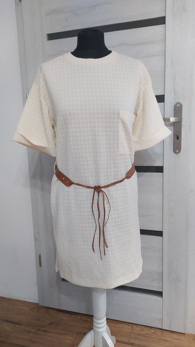 Sukienka ze skórzanym ozdobnym paskiem