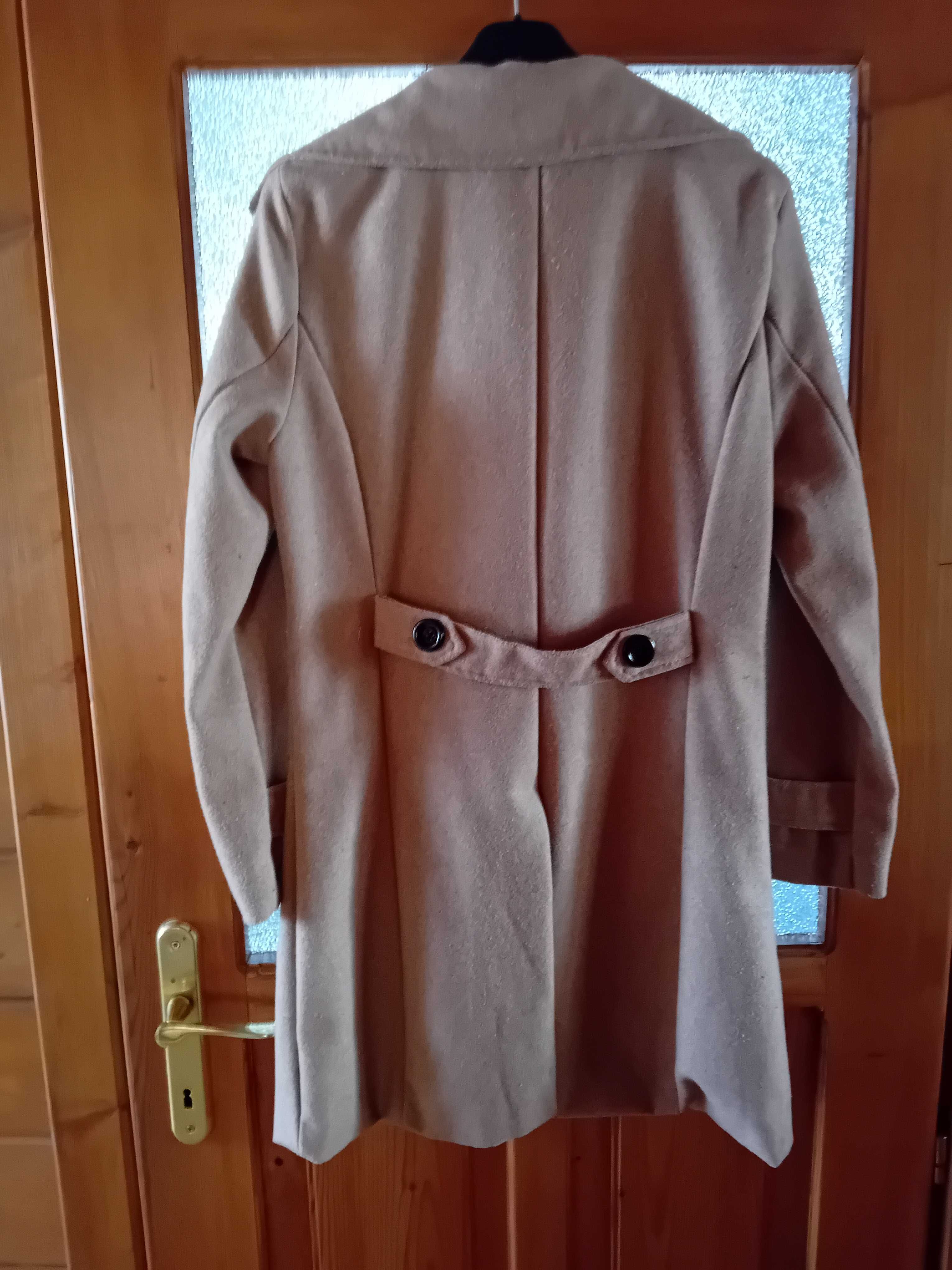 Beżowy płaszcz damski M