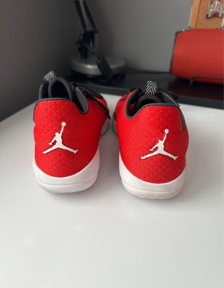 Czerwone buty Jordan Eclipse