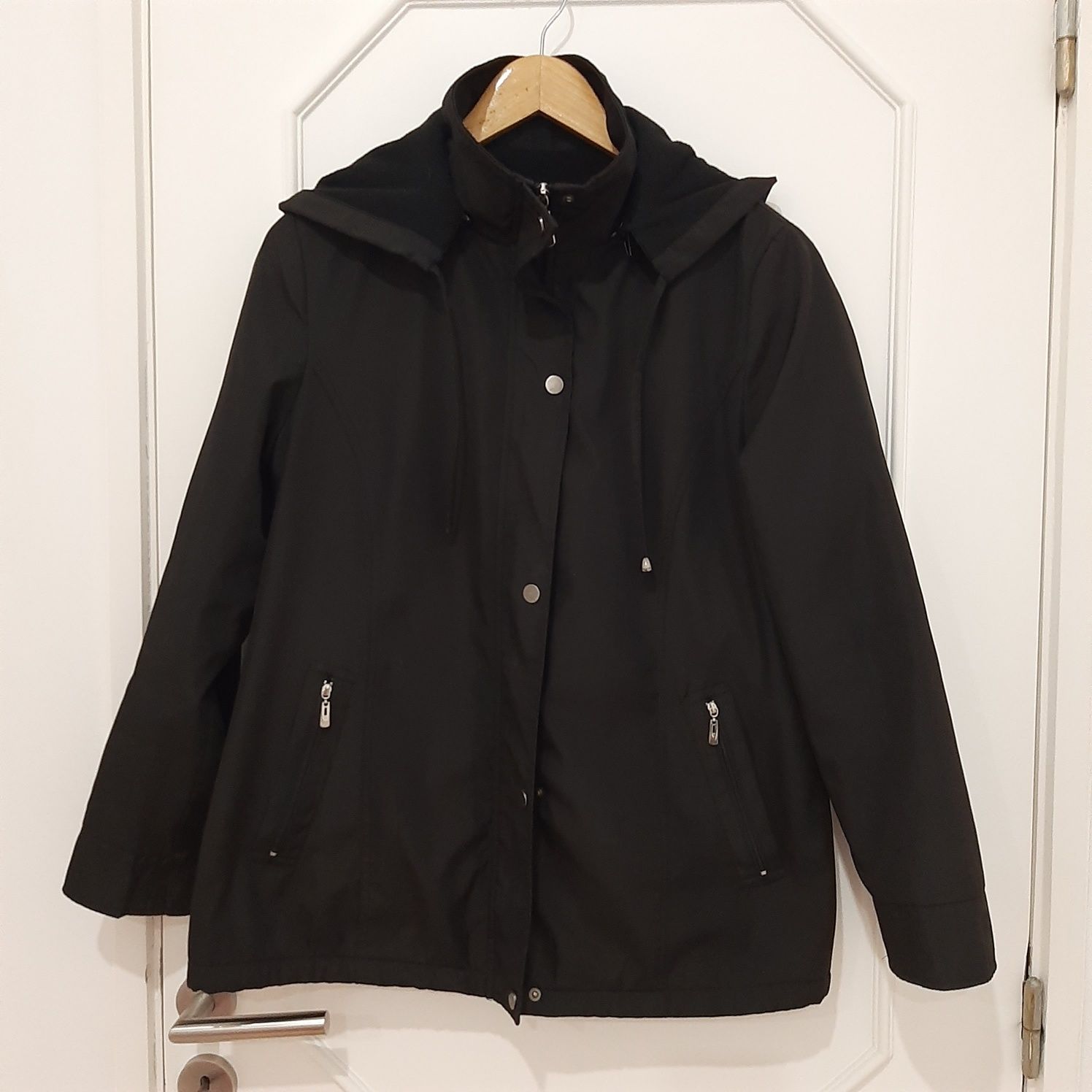 Casaco tipo parka com carapuço