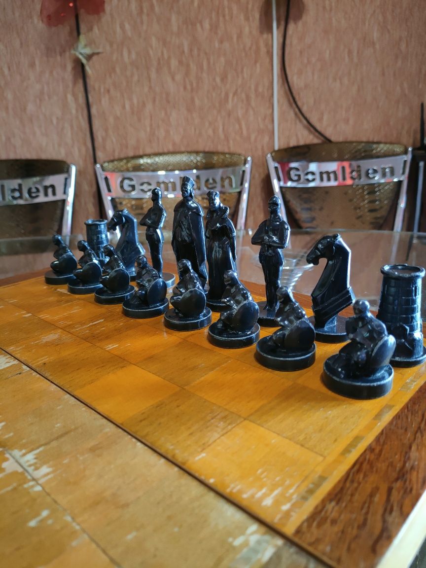 Большие рыцари Артур полный комплект шахматы. Доска 42х42 см.