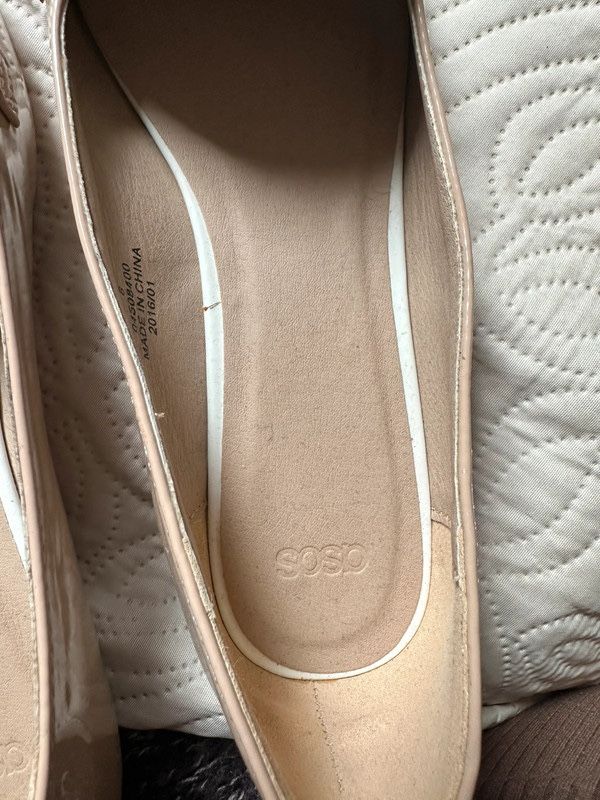 Lakierowane beżowe mokasyny Asos 39