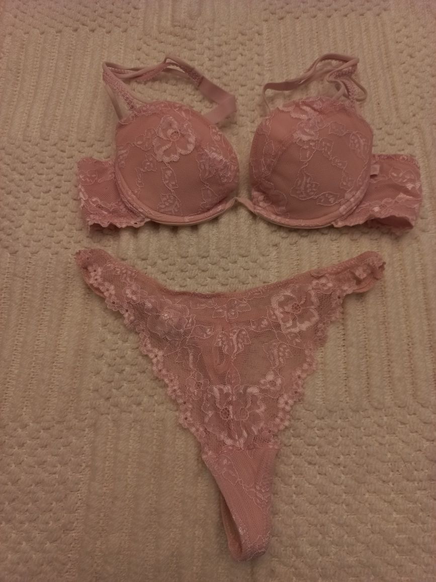 Conjunto de soutien e tanga cor-de-rosa em tule bordado
