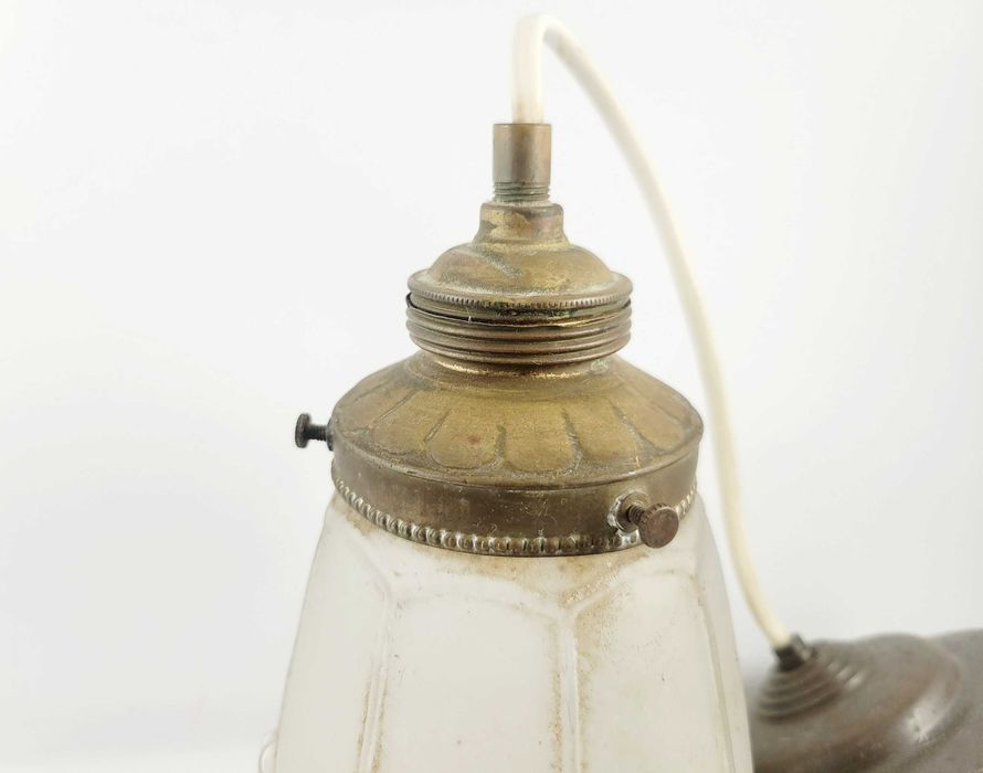 Stara lampa sufitowa z mosiężną oprawką i porcelanką – długość 42 cm