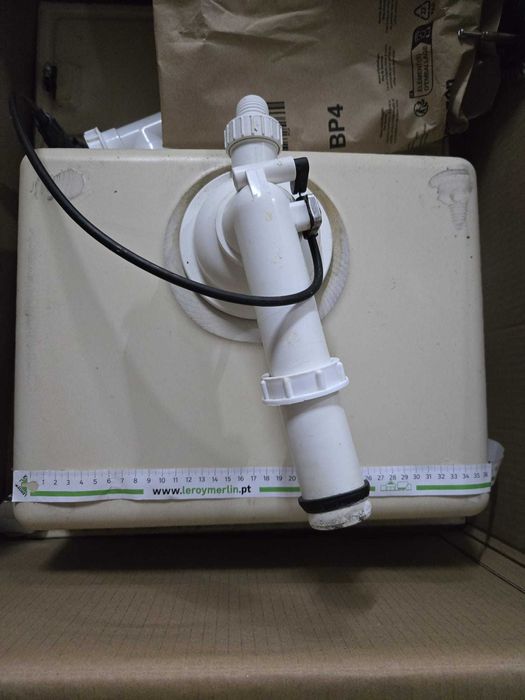 Lava loiça  e torneiras de cozinha e casa de banho