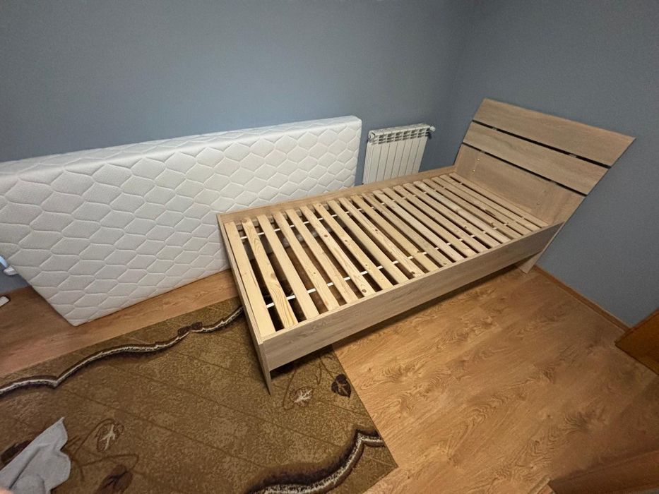 Łóżko z materacem