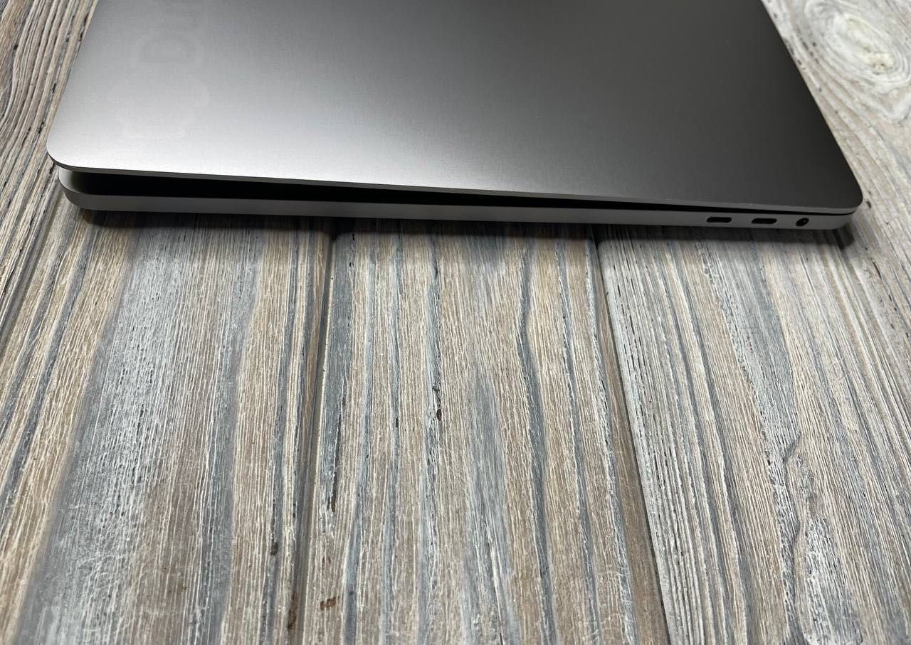 MacBook Pro 16 Mid 2019 Space (MVVJ2) от 650$ Emojie / Магазин