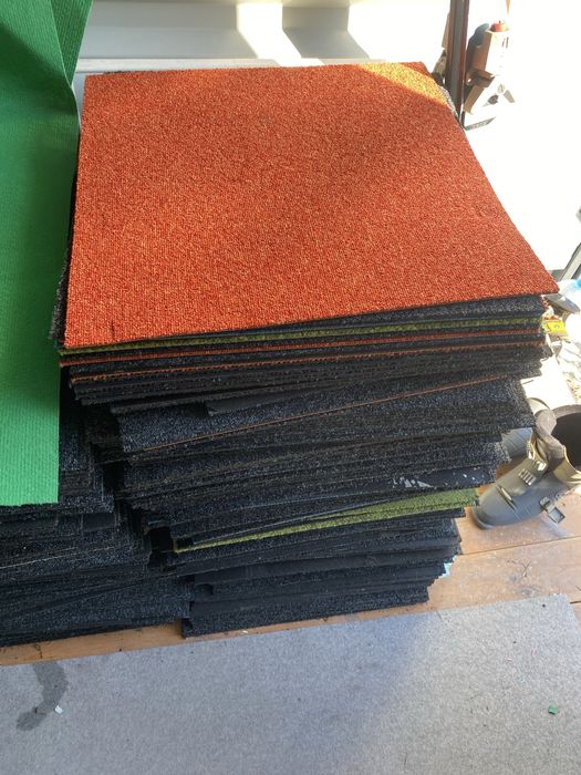 Wykładziny podłogowe w dobrym stanie rozmiar 50 na 50