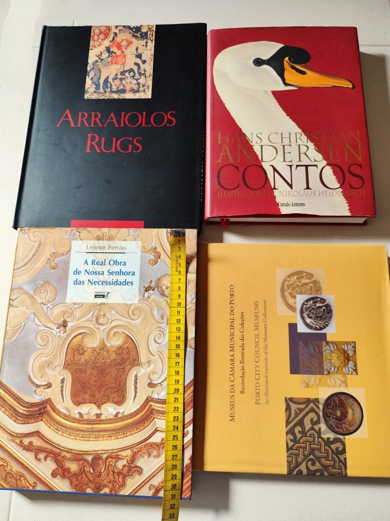 Livros antigos de capa dura com ilustrações (vintage)