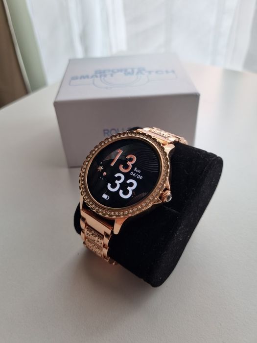 Złoty smartwatch z cyrkoniami