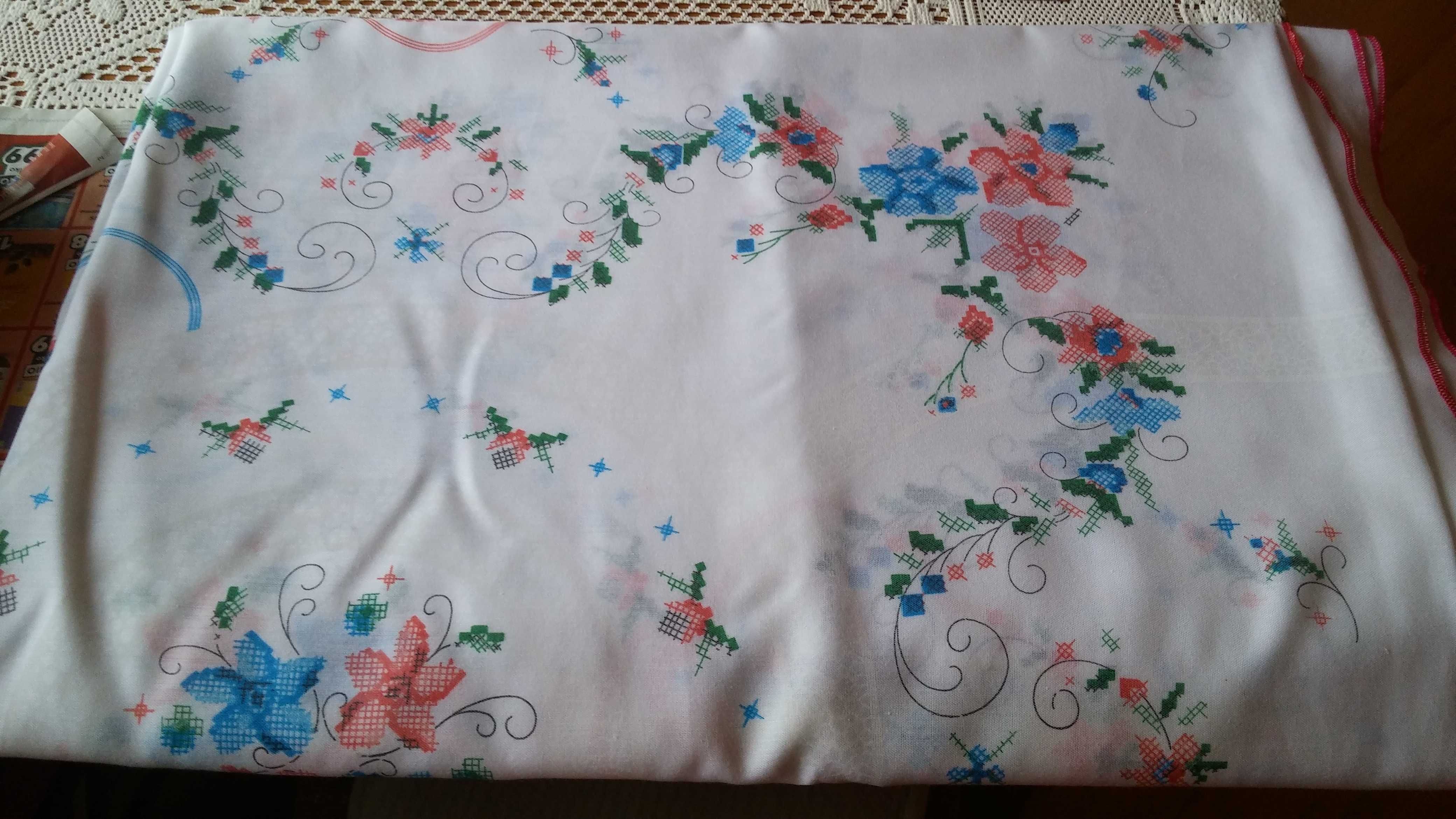 Płócienny obrus z nadrukiem w formie haftu krzyżykowego - 225 x 140cm