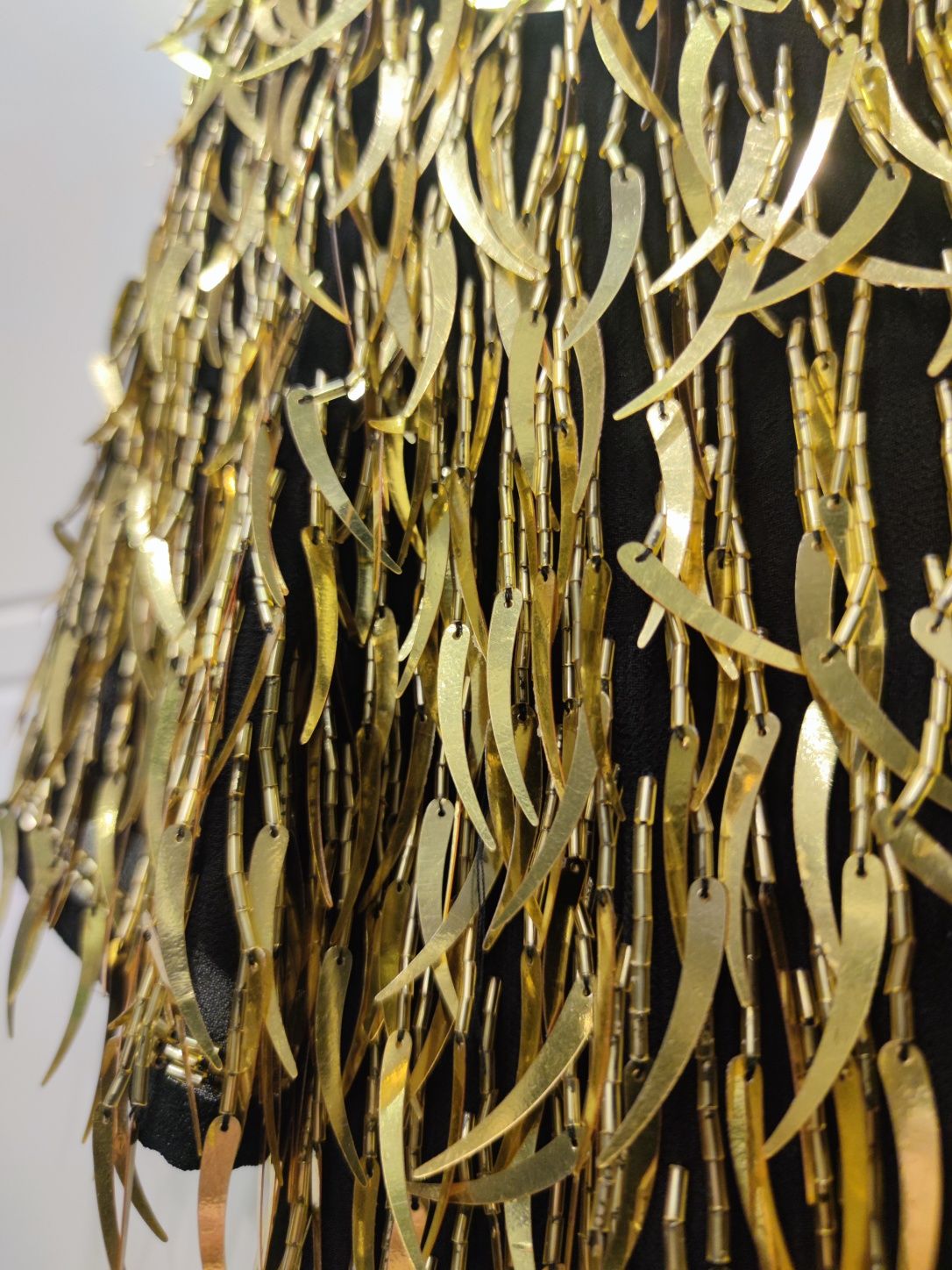 Designerska luksusowa sukienka Asos ze złotymi koralikami i blaszkami.