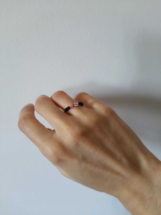 Anel delicado de missangas minimalista