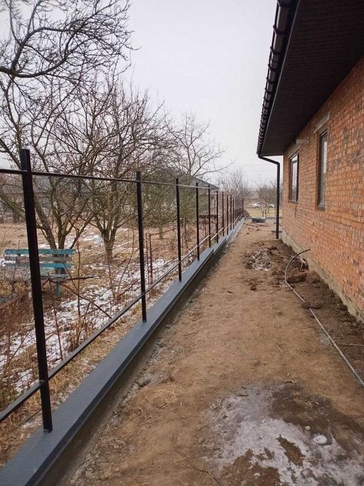 Бригада виконує будівельні роботи