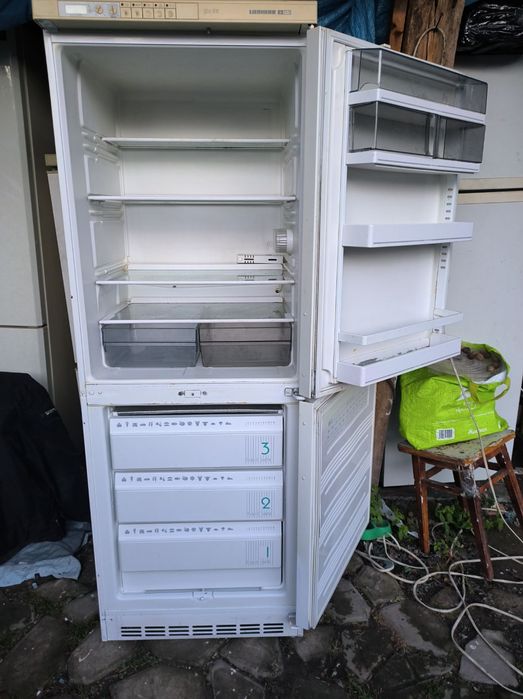Холодильник германський двох компресорний в гарному робочому стані