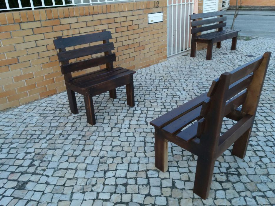 Bancos de jardim ou bancos de mesa de restauração.