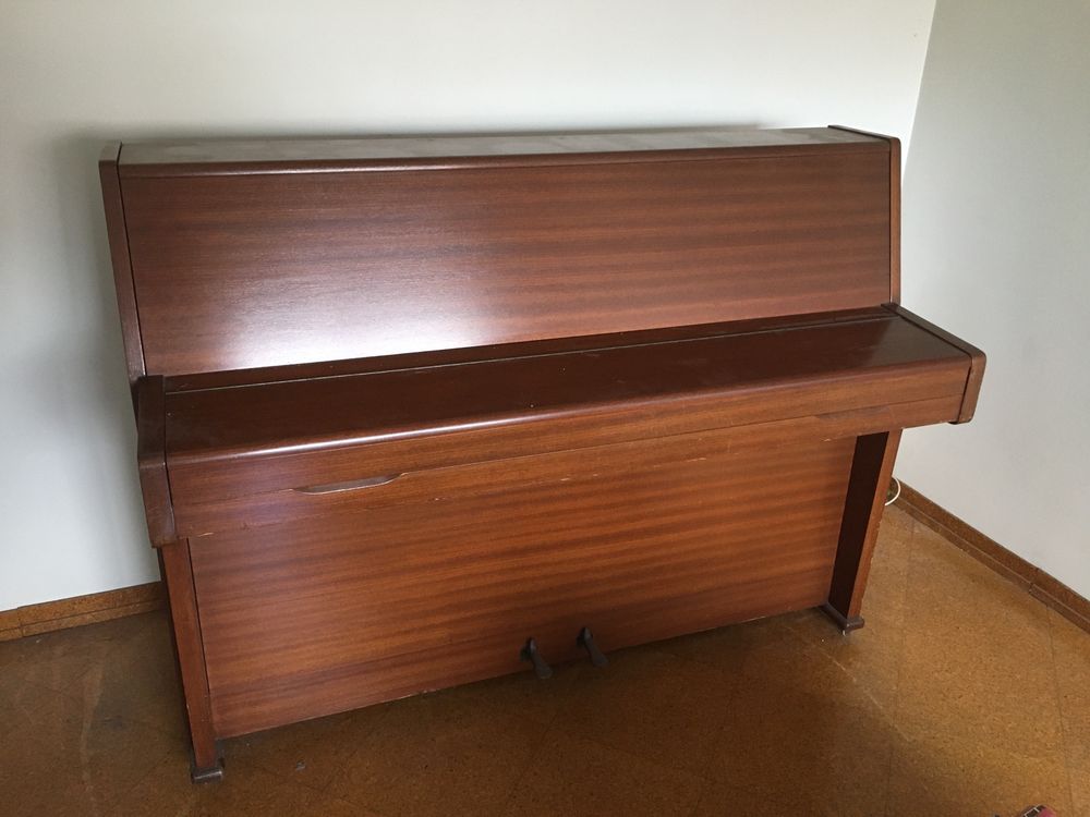 Piano vertical “Barratt & Robinson”