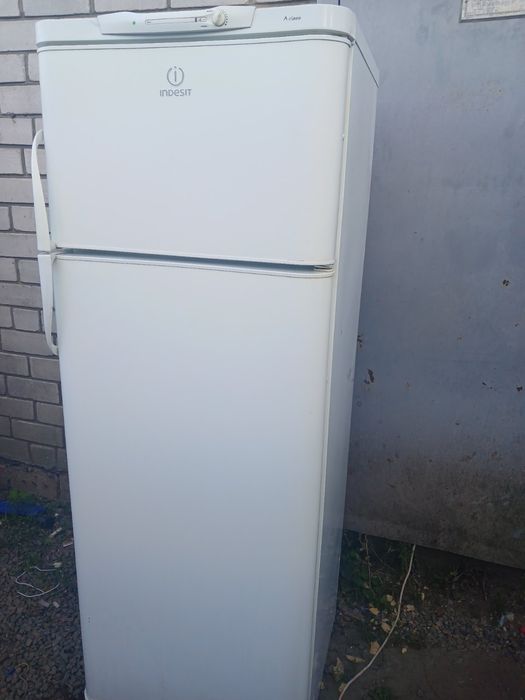 Продам двухкамерный холодильник Indesit