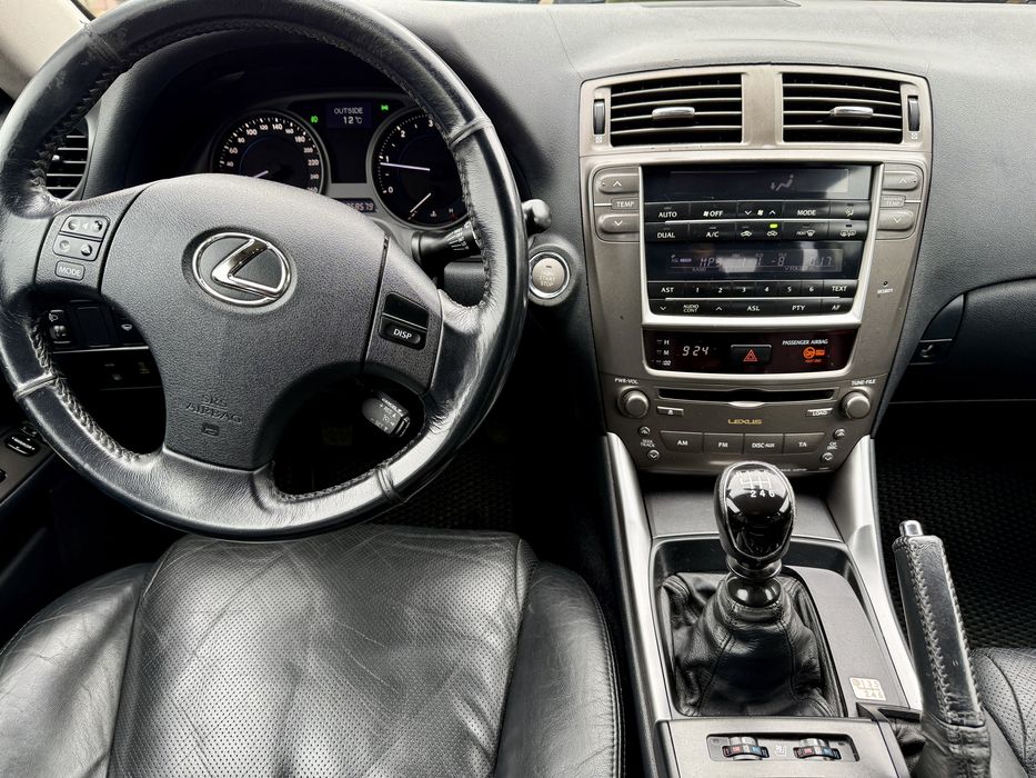 Продам Lexus Is 220d