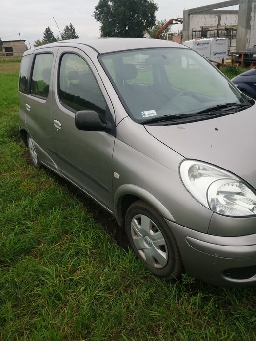 Sprzedam zderzak maskę lampy i błotniki do Toyoty yaris verso