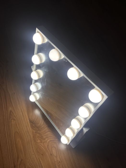 Lustro kosmetyczne z oświetleniem LED