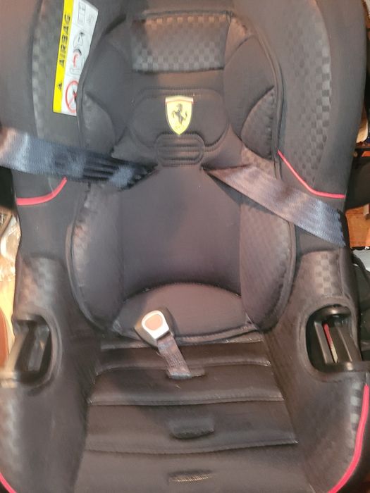 Fotelik dla dziecka marki Ferrari