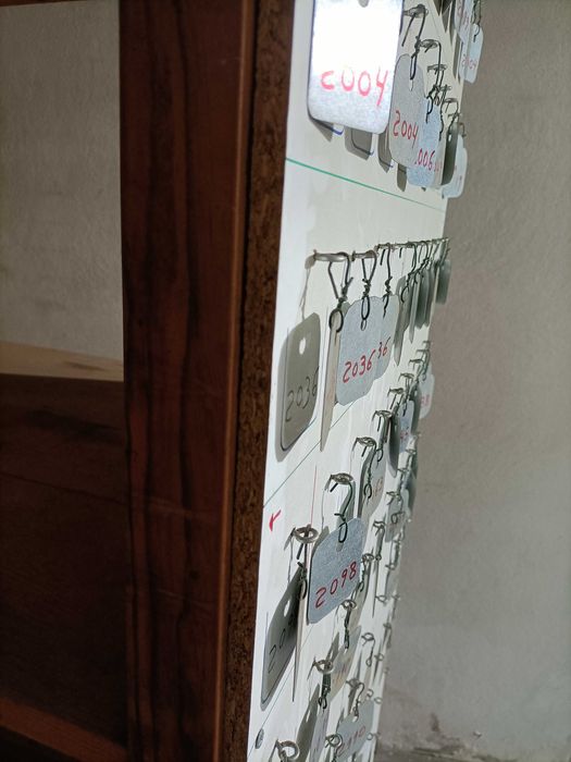 Placa madeira com chapas para controlo stock