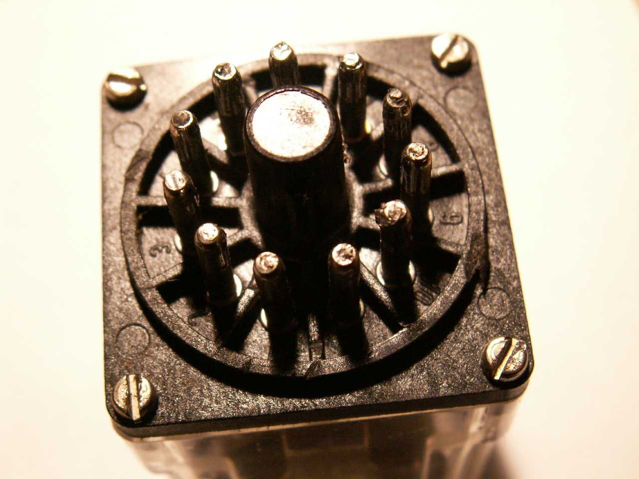 Przekaźnik ELEKTROMAGNETYCZNY  220 V  Lumen -  R-15  3PDT 10A - 11 Pin