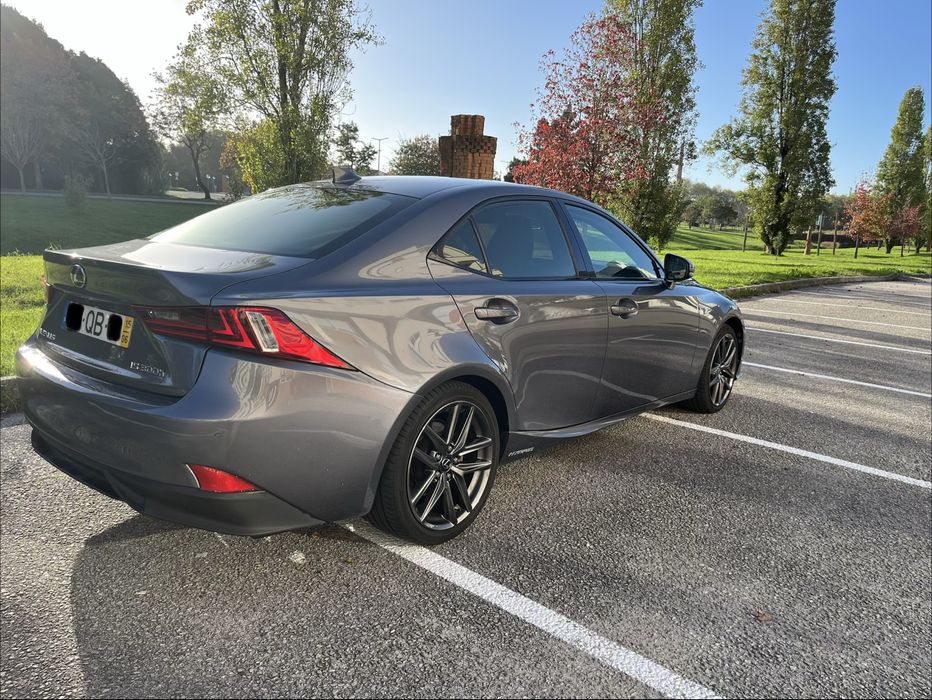 Lexus is300h F Sport - (Nacional)