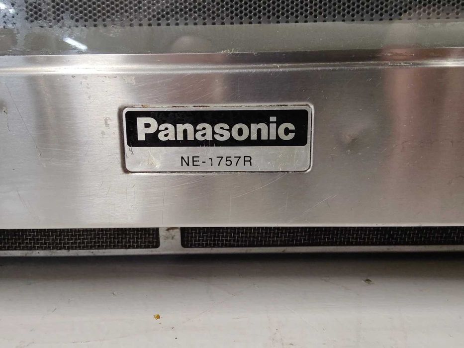 Panasonic 1.3 cubic foot 1200 watt microwave oven, used.