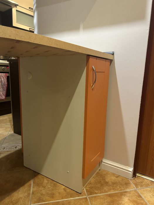 Wyspa kuchenna z blatem i szafkami