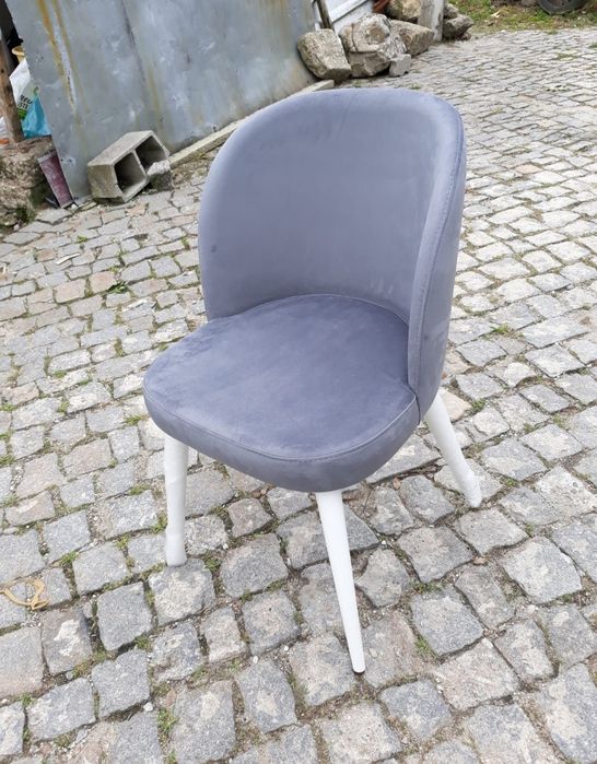 Cadeiras e caldeirões