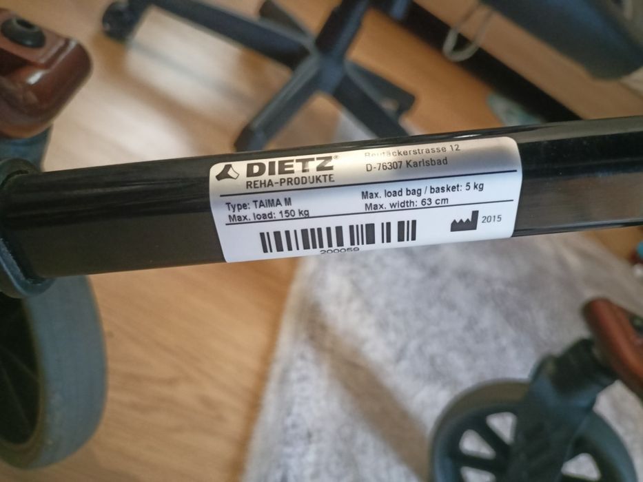 Chodzik z siedziskiem czterokołowy