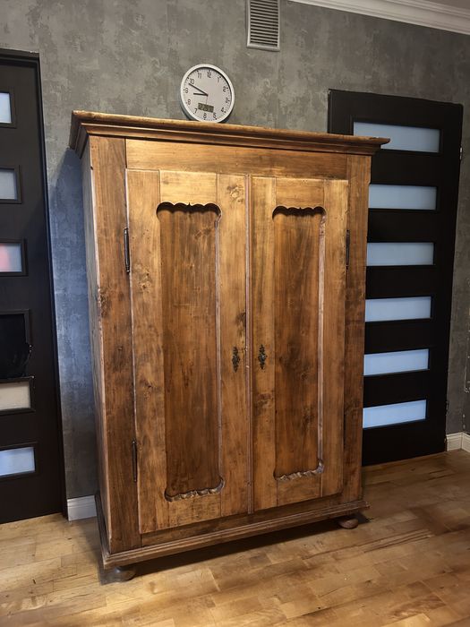 Drewniana szafa w stylu rustykalnym / vintage z litego drewna