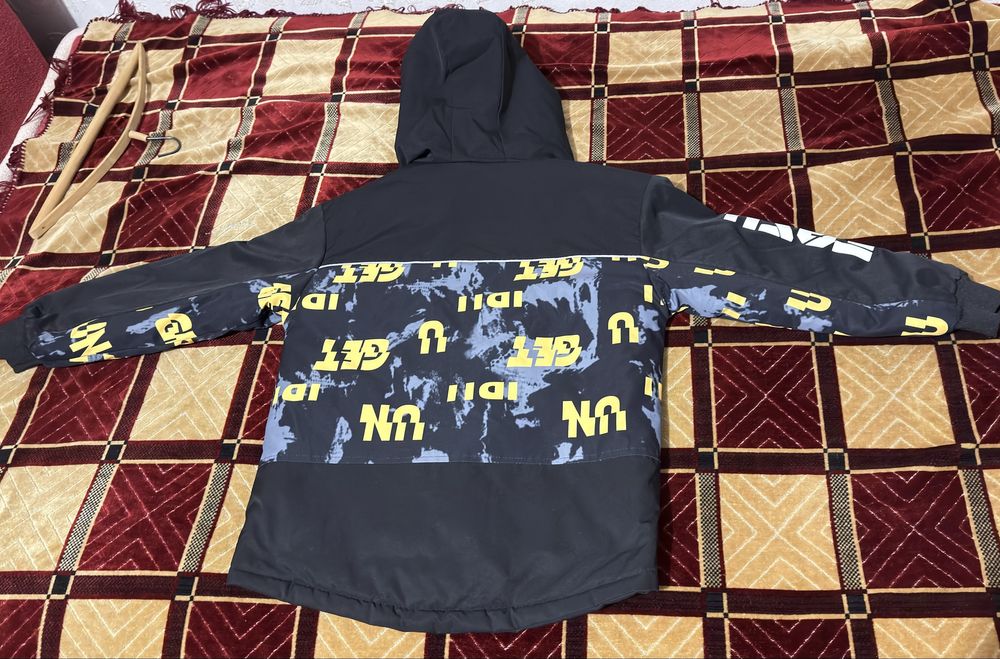 Демисезонная куртка на мальчика 10-12 лет