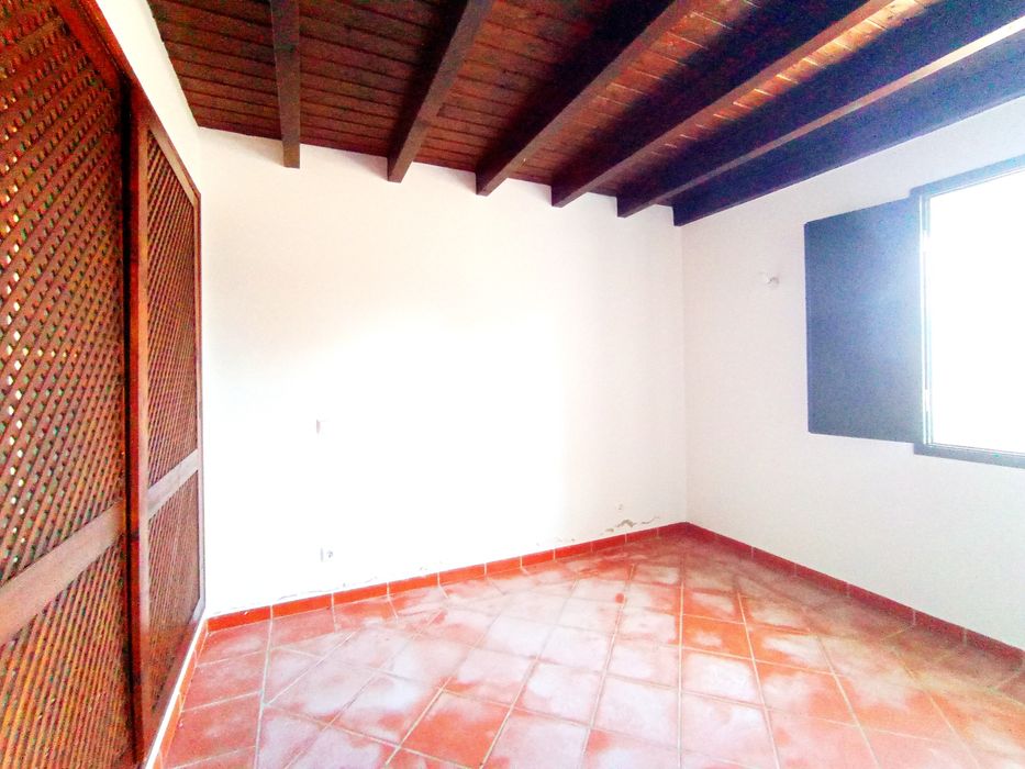 Arrendamento T2+1 garagem e espaço exterior