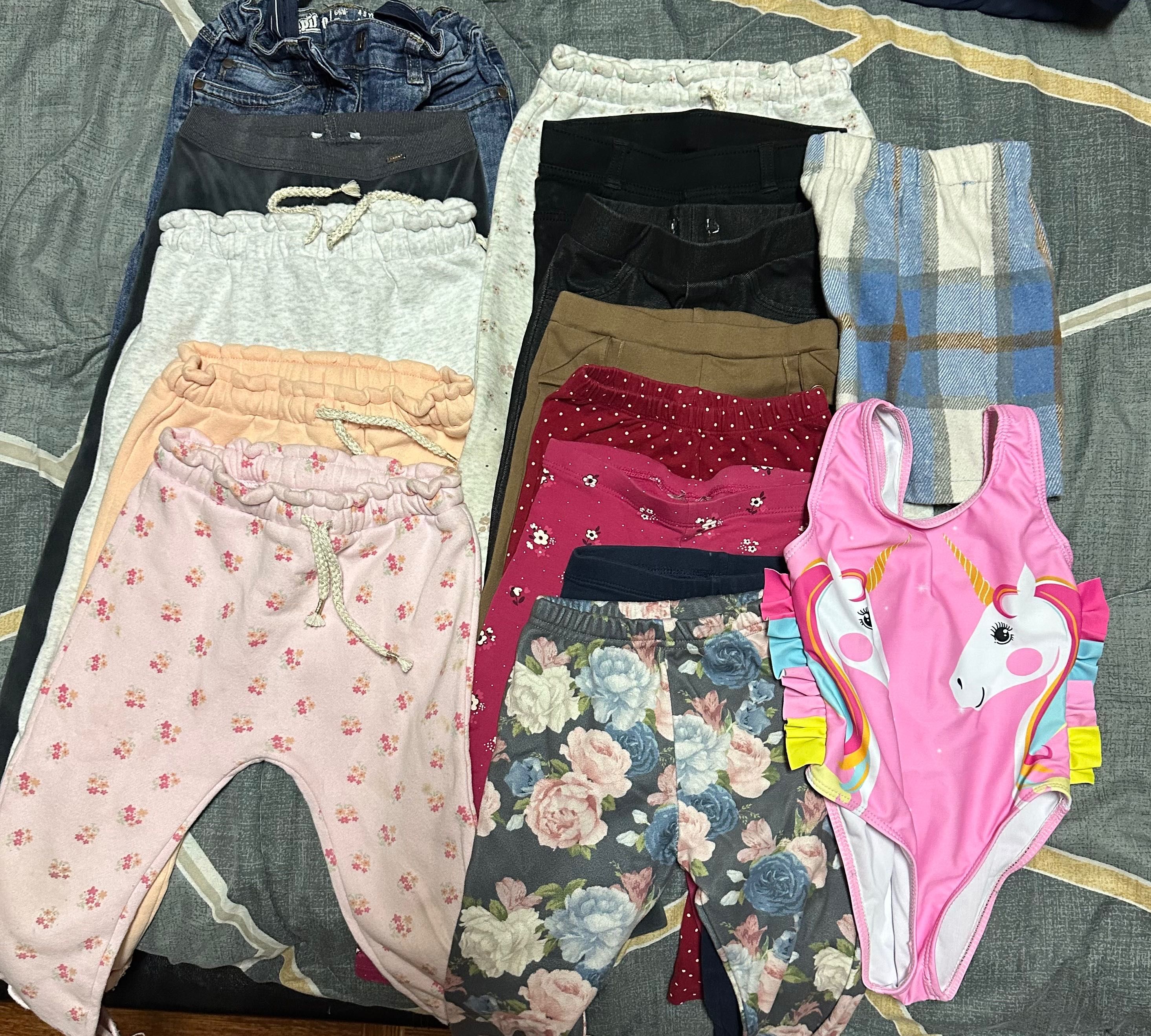 Pack de de várias calças ou leggings e um fato banho