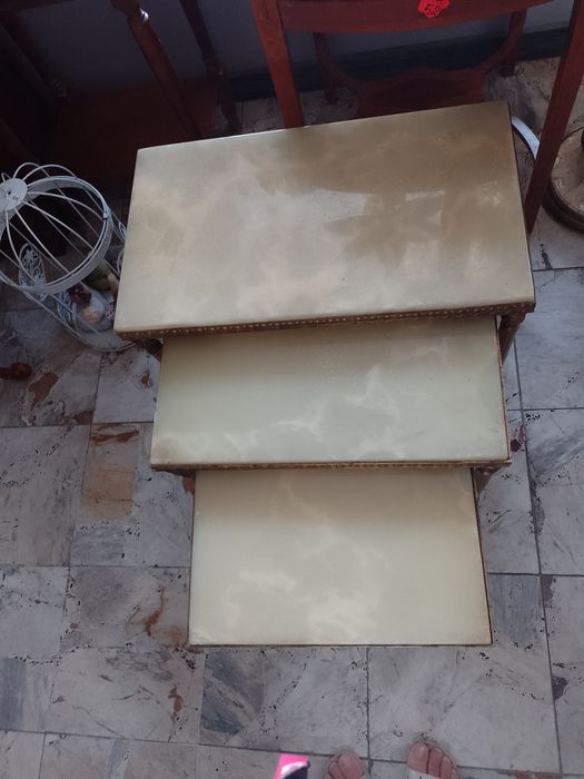 Stoliki marmurowo-mosiężne