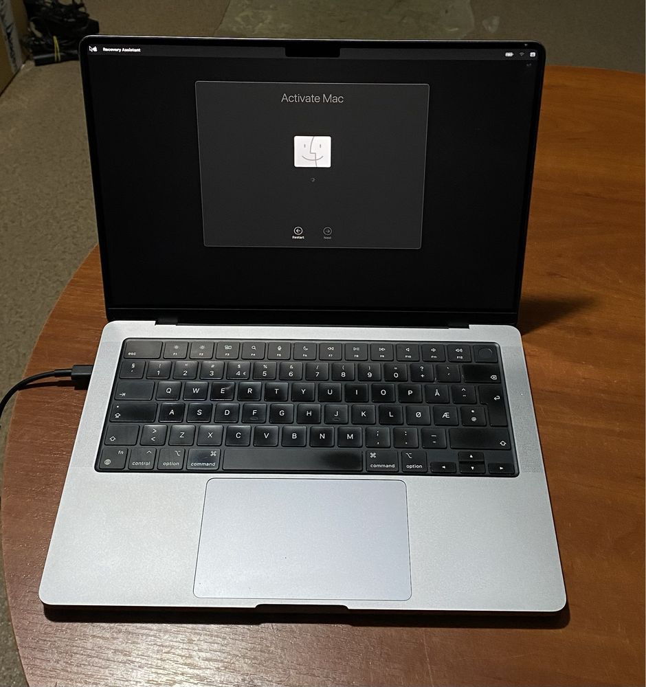 MacBook Pro a2442 14" iCloud! D877