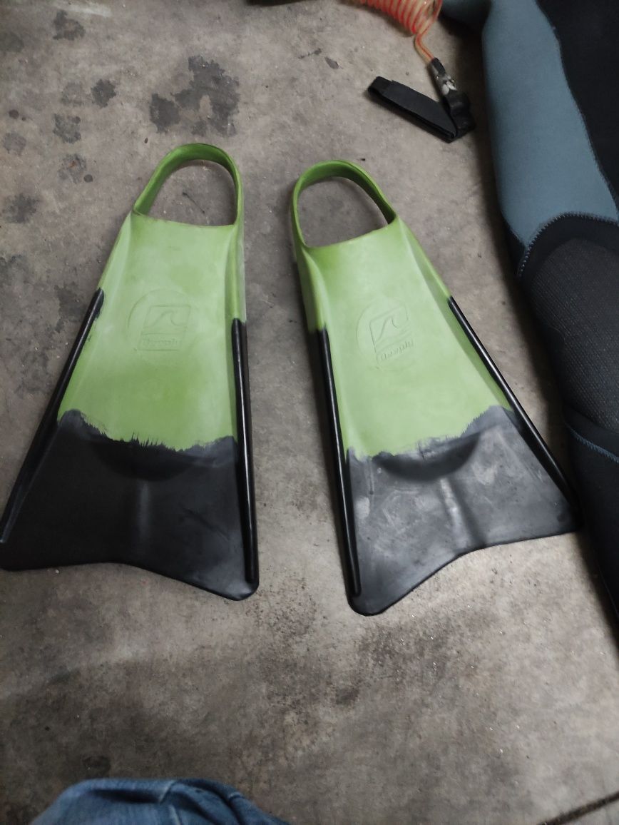 Conjunto Bodyboard com prancha, fato, pés de pato, meias e cordinha
