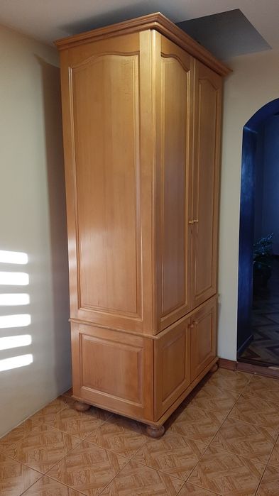 Меблі з натурального дерева